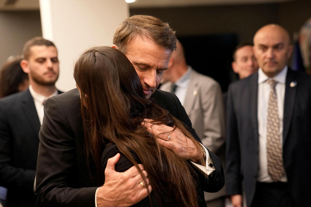 נשיא צרפת נפגש עם משפחות החטופים (צילום: Christophe Ena/Pool via REUTERS) נשיא צרפת עמנואל מקרון נפגש עם משפחות של הרוגים וחטופים לאחר שנחת בנתב"ג