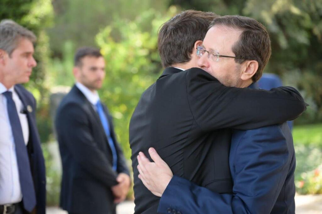 הנשיא הרצוג מברך את מקרון (צילום: עמוס בן גרשום / לע"מ) נשיא המדינה יצחק הרצוג פגישה עם נשיא צרפת עמנואל מקרון