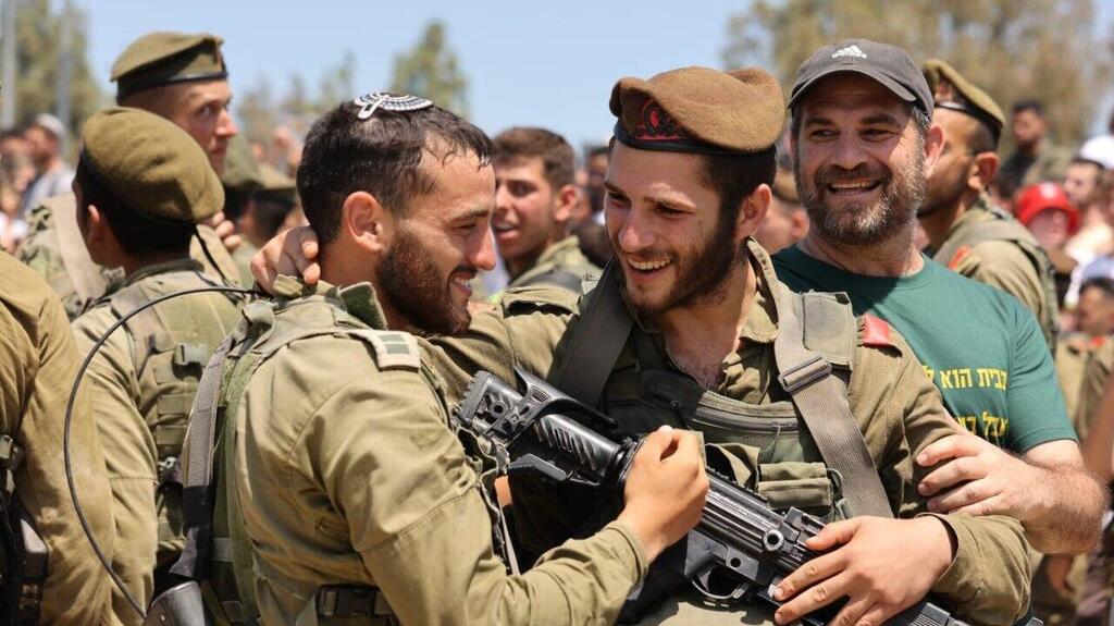 עמיחי רובין בחיבוק עם מפקדו, סגן שילה ראוכברגר, שנהרג לצידו בקרב (באדיבות המשפחה) באישור דניאל הראל