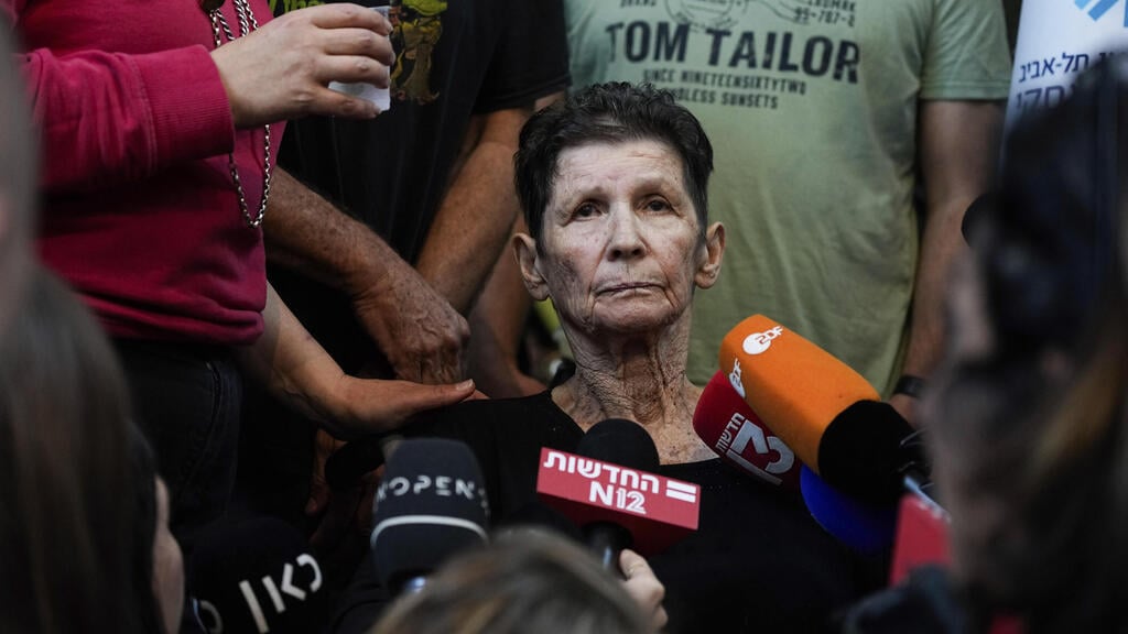 "נאמר להם במפורש שלא יתראיינו". יוכבד ליפשיץ בבית החולים (צילום: AP Photo/Ariel Schalit) יוכבד ליפשיץ בבית החולים איכילוב, לאחר ששוחררה משבי חמאס