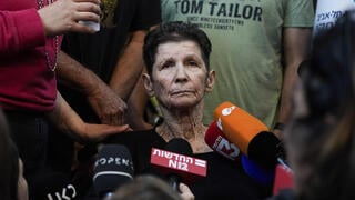  יוכבד ליפשיץ בבית החולים איכילוב, לאחר ששוחררה משבי חמאס