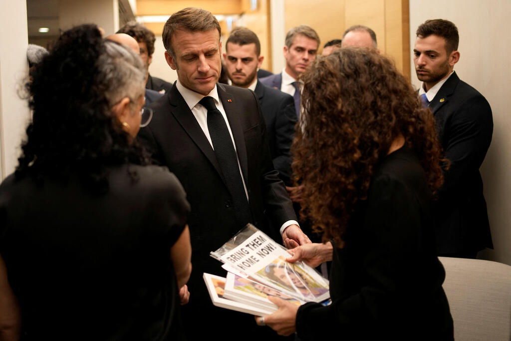 צילום: Christophe Ena/Pool via REUTERS נשיא צרפת עמנואל מקרון נפגש עם משפחות של הרוגים וחטופים לאחר שנחת בנתב"ג