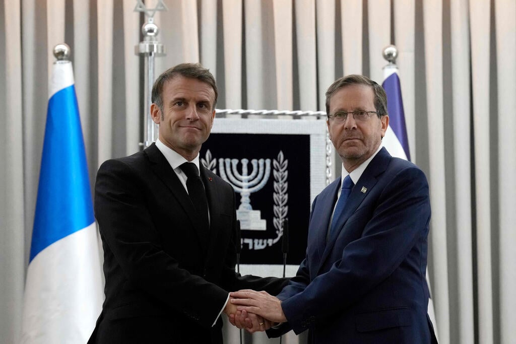 צילום: Christophe Ena / POOL / AFP נשיא המדינה יצחק הרצוג נפגש עם נשיא צרפת עמנואל מקרון