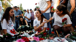כפר הרי"ף הלווית ליאן שרעבי אזרחית בריטית ובנותיה נויה שרעבי 16 ו יעל שרעבי 13 