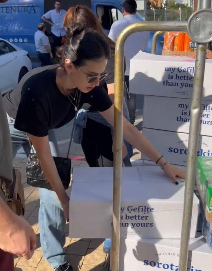 "אזרחים טובים תורמים ומתנדבים באים לאסוף ולחלק" (צילום: פרטי) חילי סורוצקין קורין גדעון תורמים