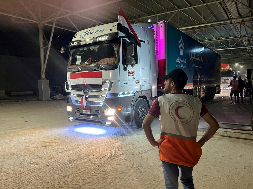 Humanitarian aid convoy enters Gaza through Rafah crossing, Oct. 25, 2023 (Photo: Palestine Red Crescent Society/Handout via REUTERS) מעבר רפיח