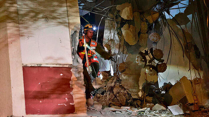 פגיעת הרקטה בראשון־לציון, אמש (צילום: טל שחר) yk13649611