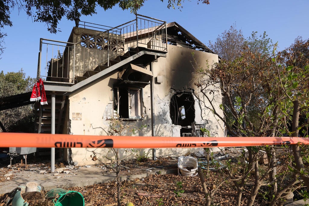 הנזק לבתים בקיבוץ בארי (צילום: EPA/ABIR SULTAN) הנזק לבתים בקיבות בארי