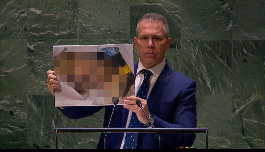 "זה לא אושוויץ, זה חמאס. אנחנו לא נלחמים מול בני אדם. אנחנו נלחמים מול מפלצות" - גלעד ארדן מציג על בימת העצרת הכללית של האו"ם את זוועות הטבח