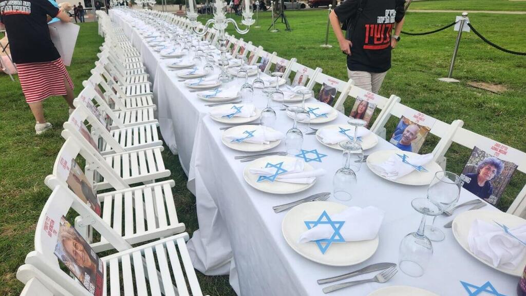 קבלת השבת בהרצליה משפחות החטופים והנעדרים מקבלות את השבת בהרצליה