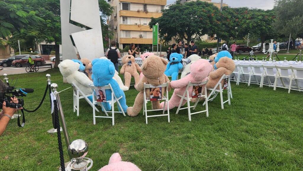 המיצב שהקימו משפחות החטופים והנעדרים בהרצליה משפחות החטופים והנעדרים מקבלות את השבת בהרצליה