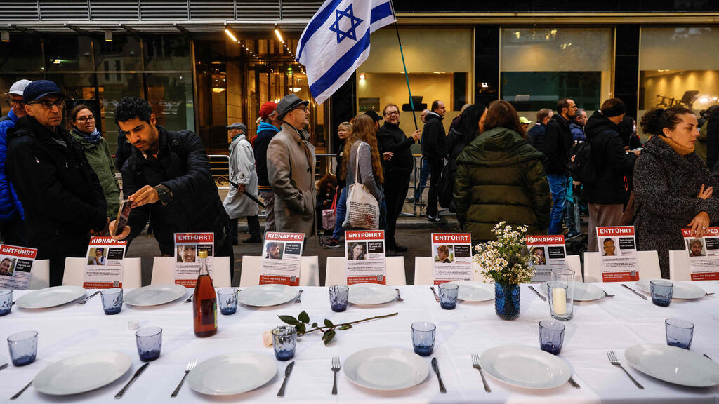 קבלת שבת לזכר החטופים בברלין (צילום: MICHELE TANTUSSI / AFP) שולחן קבל שבת עם כסאות ריקים בגרמניה