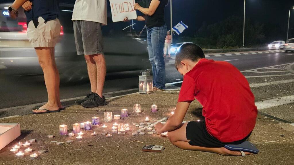 נרות זיכרון בצומת העוגן (צילום: מדי פרידמן) מדליקים נרות למען החזרת החטופים בצומת העוגן