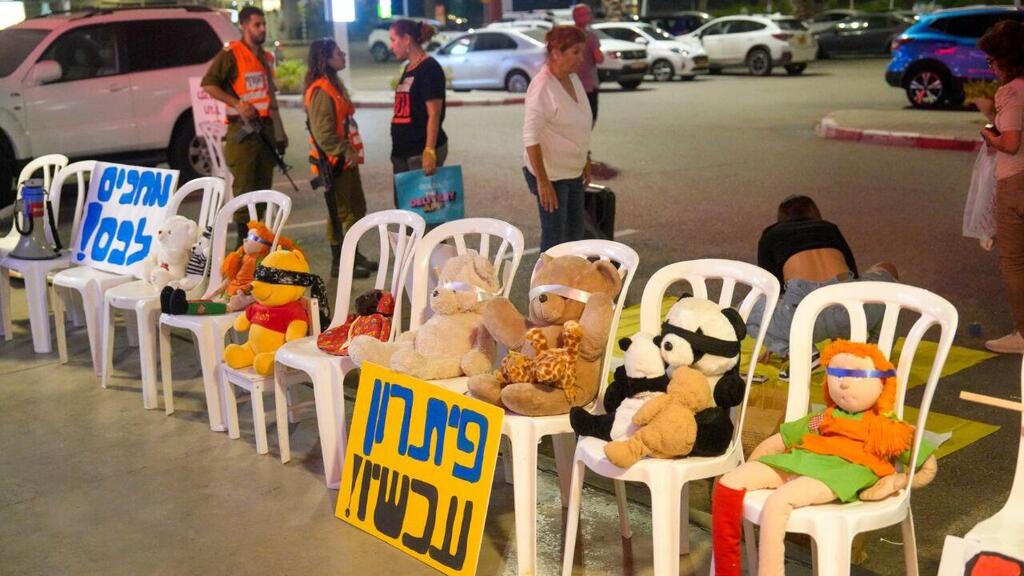 מיצג תמיכה במשפחות, "ביג קסטינה" (צילום: שלו שלום) מיצג תמיכה במשפחות החטופים והנעדרים בביג קסטינה