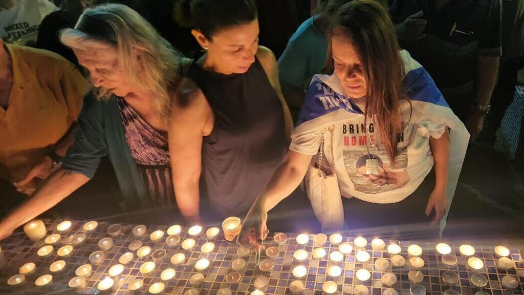 מדליקים נרות לזכר הנופלים ולמען החזרת החטופים. נתניה מדליקים נרות למען החזרת החטופים בנתניה