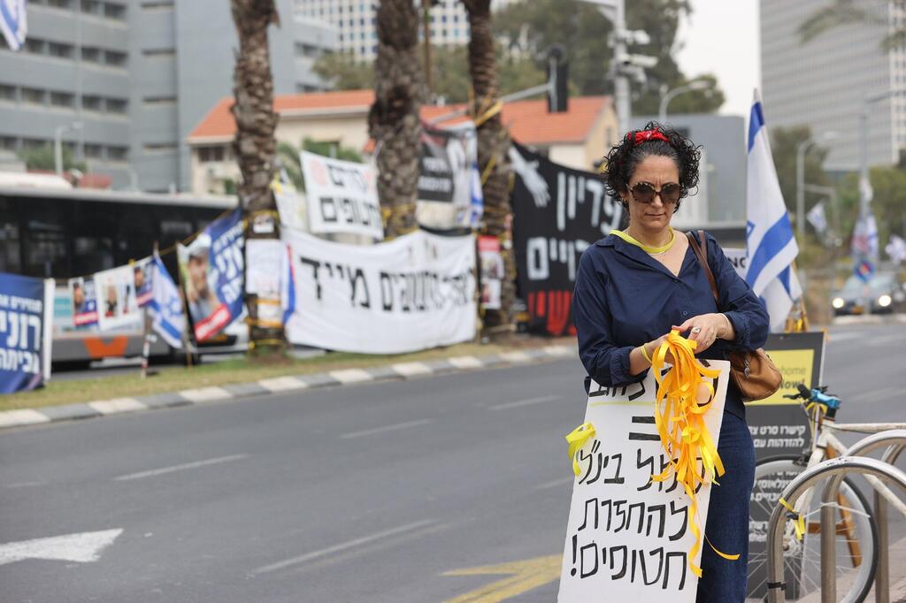 חלוקת סרטים צהובים למען החזרת החטופים בקפלן ובדיזנגוף
