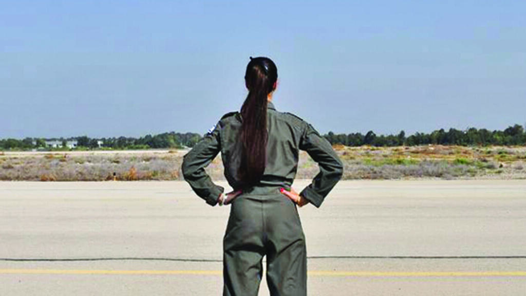 סרן ע', מפעילת כטמ"ם )כלי טיס מאויש מרחוק(, מפקדת גף הכשרות בבית הספר לכטמ"ם של חיל האוויר בת ,26 משרתת בבסיס פלמ