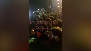 המוני מוסלמים מתאספים בכניסה לשדה התעופה בכוונה לפגוע ביהודים לאחר הנחיתה במחצ'קלה בירת דגאסטן
