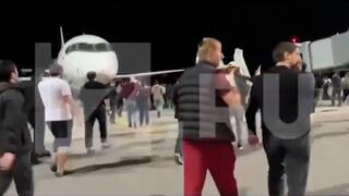 המוני מוסלמים מתאספים בכניסה לשדה התעופה בכוונה לפגוע ביהודים לאחר הנחיתה במחצ'קלה בירת דגאסטן