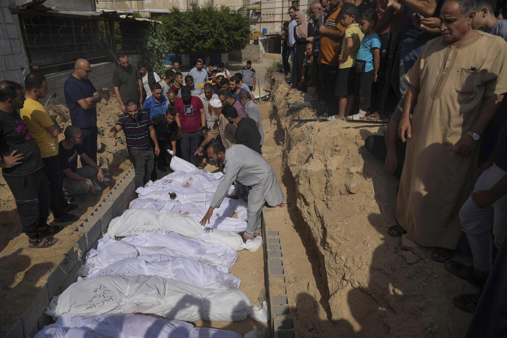 צילום: AP Photo/Hatem Moussa, File בית קברות דיר אל בלח רצועת עזה