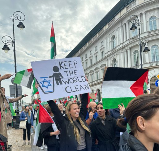 פולין ורשה הפגנה שלט אנטישמי של סטודנטית מ נורבגיה חרבות ברזל