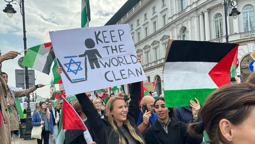 פולין ורשה הפגנה שלט אנטישמי של סטודנטית מ נורבגיה חרבות ברזל
