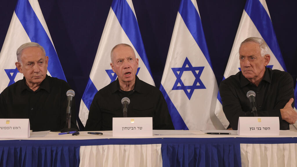 גנץ, גלנט ונתניהו. אין סיבה לקנא בהם, ועדיין (צילום: Abir Sultan/Pool Photo via AP) מסיבת עיתונאים