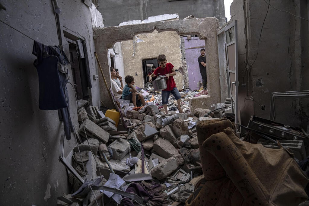 נזקי התקיפות בחאן יונס (צילום: AP Photo/Fatima Shbair) חאן יונס