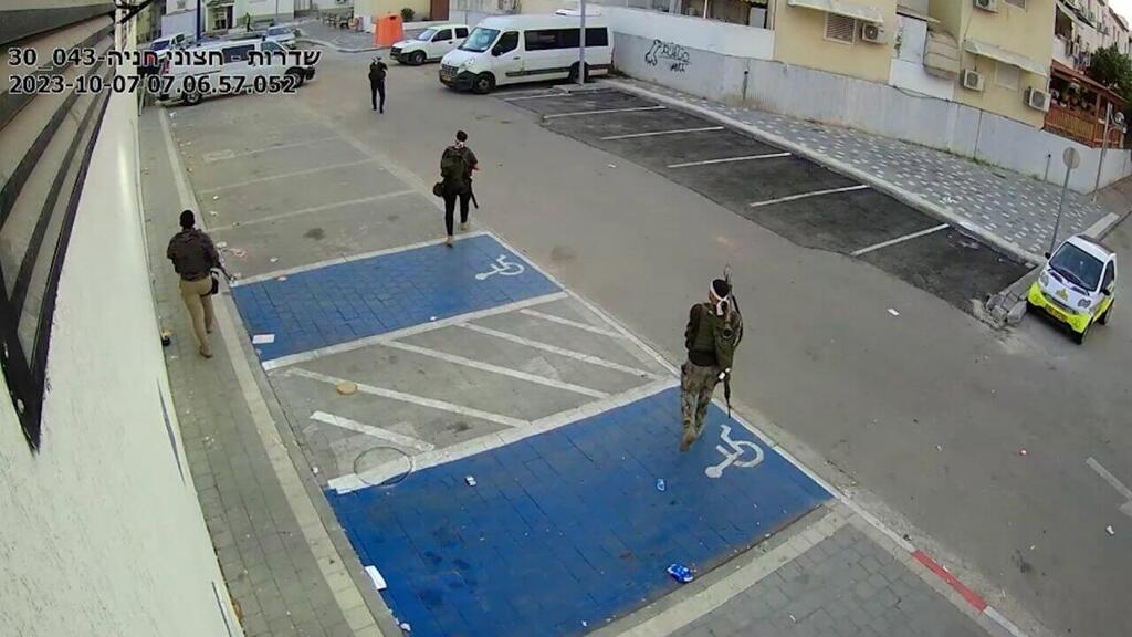 Nukhba terrorists in southern city of Sderot on October 7 מחבלים מסתובבים בשדרות ב7 באוקטובר