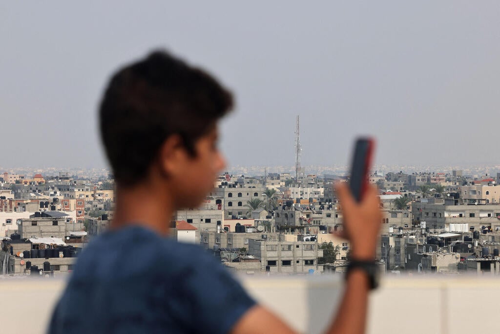 כך קרס האינטרנט ברצועת עזה (צילום: MOHAMMED ABED / AFP) קריסת האינטרנט ברצועת עזה