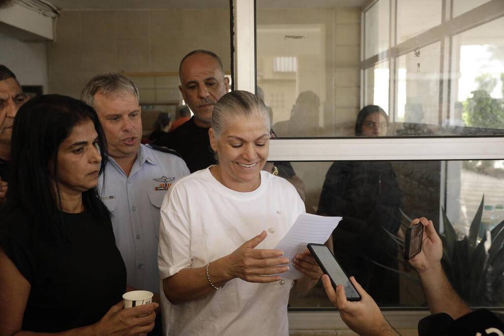 מגי, אמה של אורי מגידיש לאחר השחרור של בתה (צילום: Amir Levy/Getty Images) אמא של אורי מגידיש מוסרת הצהרה