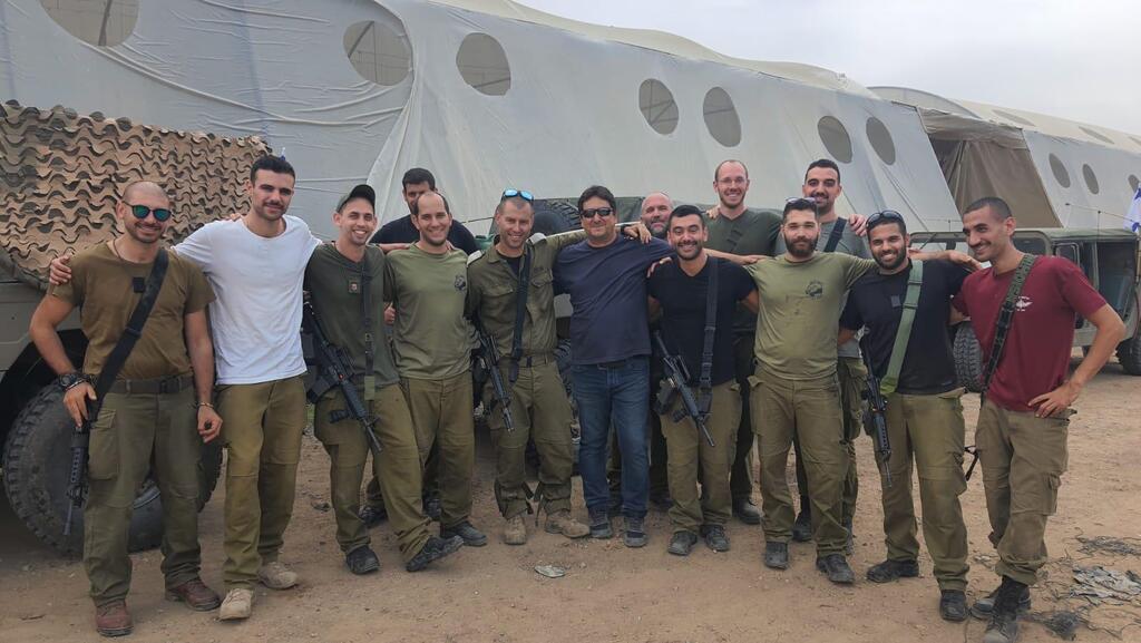 בתחילת השבוע הגיעה אוגדה של עשרים חיילים. הם שמו את הנשקים בצד למשמר, הורידו חולצות והתחילו לקטוף". (צילום: אלבום פרטי) בתחילת השבוע הגיעה אוגדה של עשרים חיילים. הם שמו את הנשקים בצד למשמר, הורידו חולצות והתחילו לקטוף".