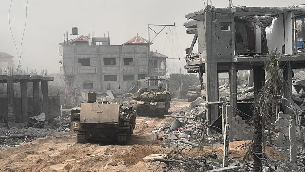 הסיכונים גדולים, הכוחות נעים בליווי טייסות קרב, כטמ"מים חמושים וארטילריה (צילום: דובר צה"ל) הפעילות הקרקעית של כוחות צה"ל ברצועת עזה