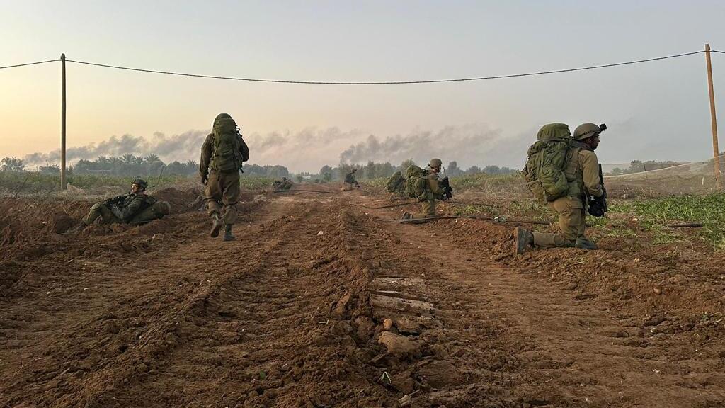 ניזונים ממנות קרב, ישנים בכלים משוריינים. כוחות צה"ל ברצועת עזה (צילום: דובר צה"ל) הפעילות הקרקעית של כוחות צה"ל ברצועת עזה
