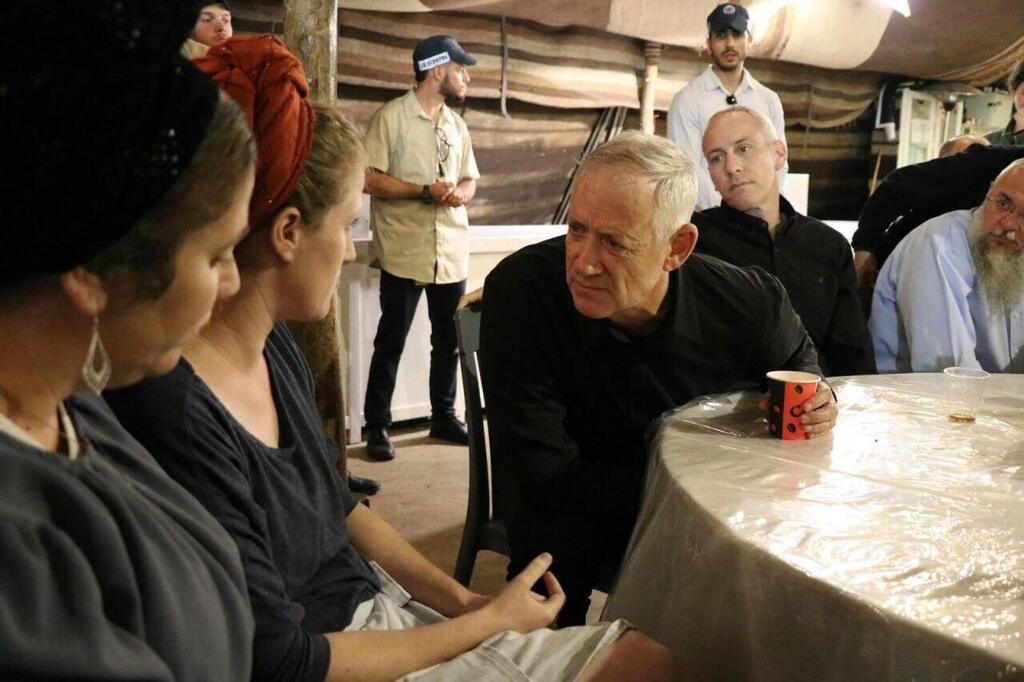 ביקור בני גנץ במפקדת פיקוד מרכז