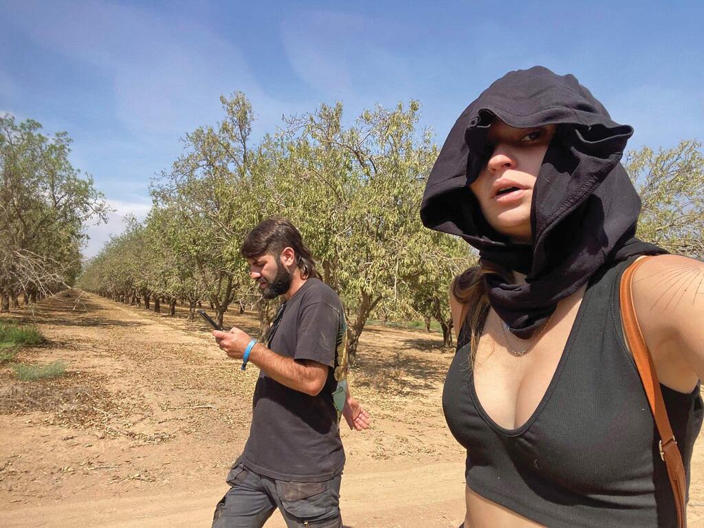 יסמין מסטיי בזמן המנוסה מהמסיבה עם צחי דעבול, אחד מחבריה (צילום: מהאלבום הפרטי) יסמין מסטיי בזמן המנוסה מהמסיבה עם צחי דעבול, אחד מחבריה