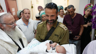 סא"ל אור גרינברג עם הרך הנולד