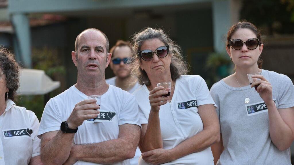 בארבעה מוקדים ברחבי הארץ. הרמת הכוסית לחייהם של ליאת ואביב אצילי (באדיבות החברים) ליאת ואביב אצילי נחטפו וחבריהם הרימו כוסית עבורם
