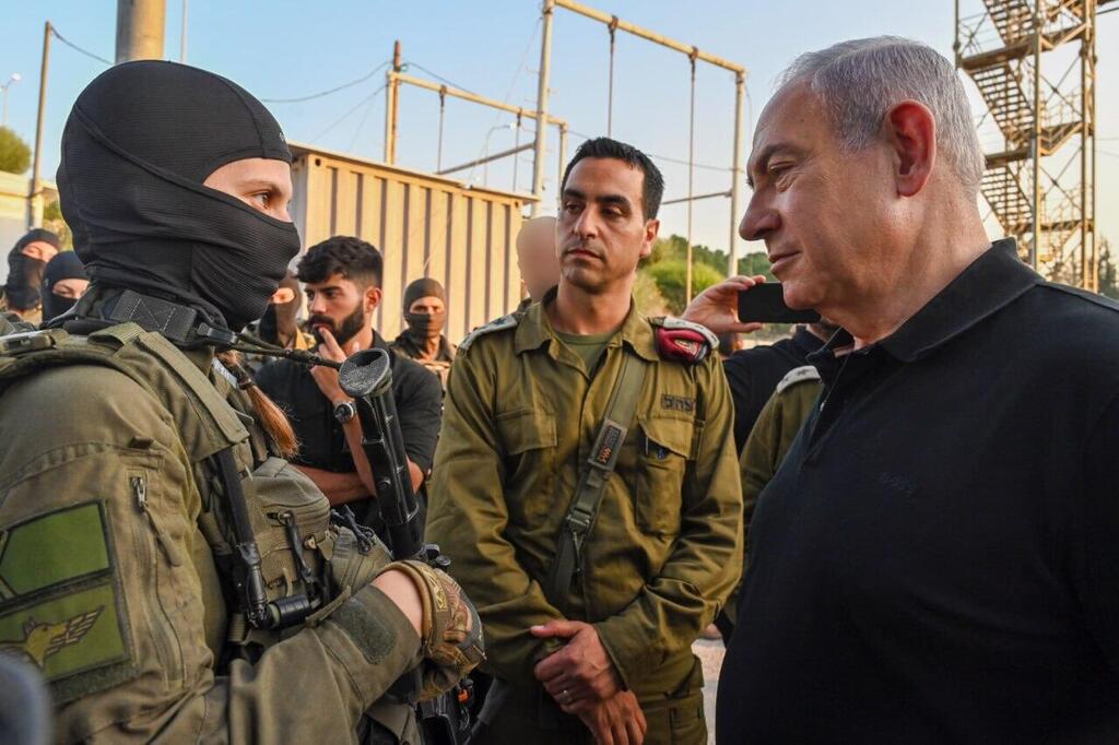 ראש הממשלה בנימין נתניהו עם לוחמי היחידות המיוחדות עוקץ, לוט"ר ובלנ"ם במתקן אדם (צילום: קובי גדעון, לע"מ) ראש הממשלה בנימין נתניהו עם לוחמי היחידות המיוחדות עוקץ, לוט"ר ובלנ"ם במתקן אדם