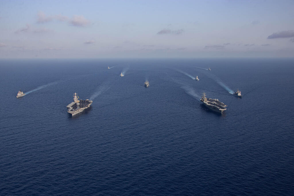 צילום: AFP PHOTO / US Department of Defense/US Navy/Mass Communication Specialist 2nd Class Jacob Mattingly מימין נושאת המטוסים אייזנהאואר, משמאל נושאת המטוסים ג'רלד פורד