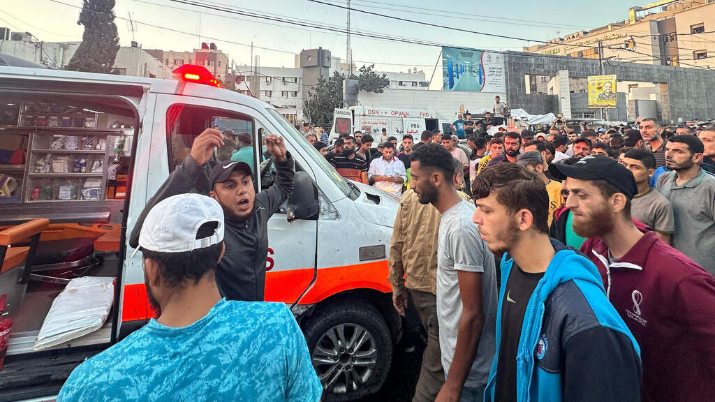 צילום: MOMEN AL-HALABI / AFP הסוס שנפגע ליד בית החולים שיפא