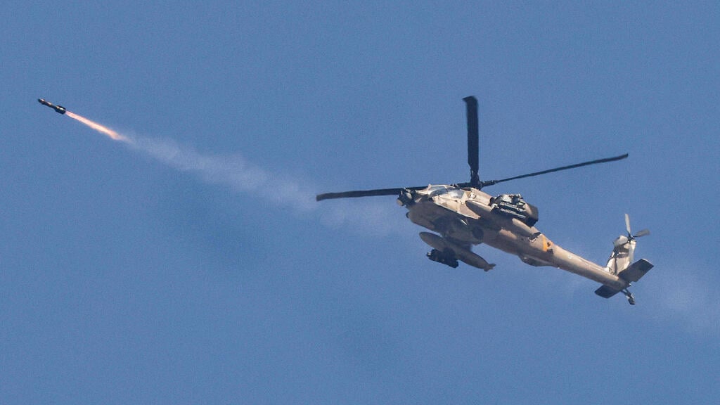 צילום: JACK GUEZ / AFP מסוק אפאצ'י של חיל האוויר משגר טיל לעבר רצועת עזה במלחמת חרבות ברזל, כפי שנראה מעל שדרות
