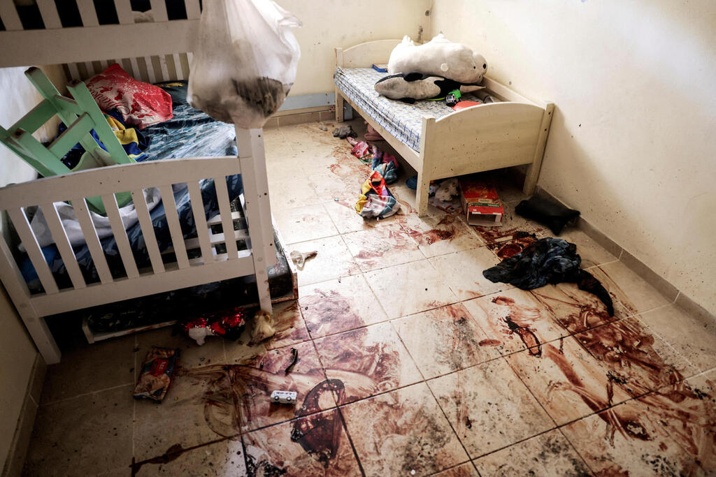 הנזק לבתים בקיבוץ בארי ב-7 באוקטובר (צילום: REUTERS /Ronen Zvulun) הנזק לבתים בקיבוץ בארי