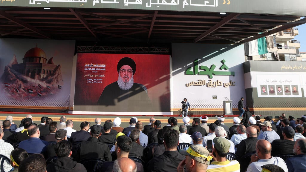 Hezbollah supporters watch the speech of the terror group's leader Hassan Nasrallah (Photo: Reuters/Mohamed Azakir) תומכי ארגון הטרור חיזבאללה צופים בנאום נסראללה בלבנון