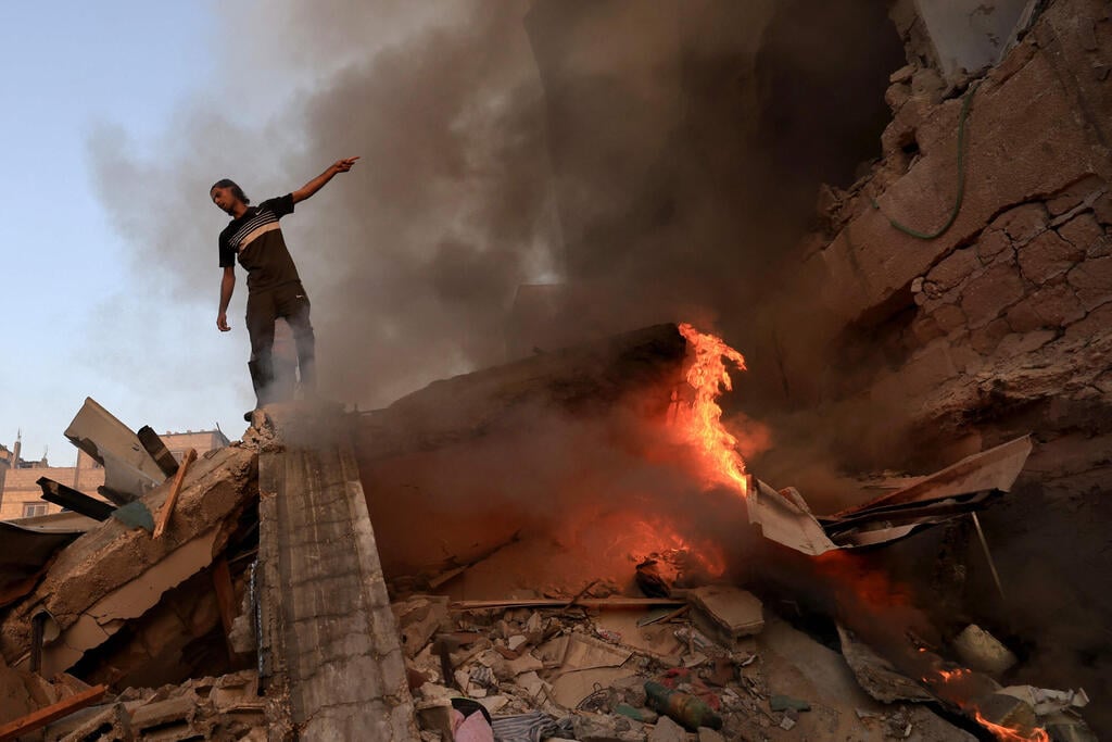 צילום:Mahmud HAMS / AFP תקיפה ברצועת עזה