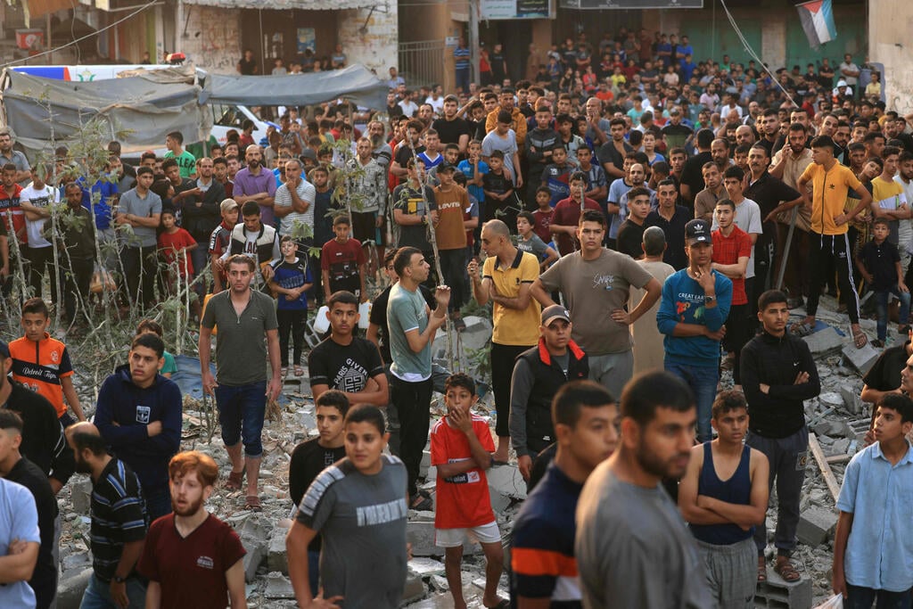 פלסטינים בחאן יונס בדרום הרצועה (צילום:Mahmud HAMS / AFP) תקיפה ברצועת עזה