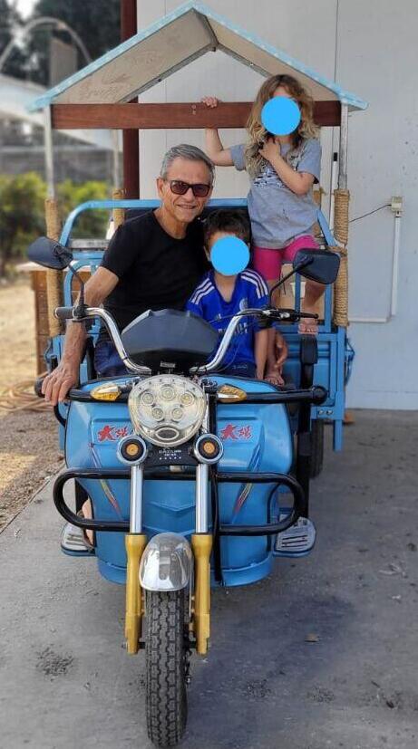 דרור ובני משפחה. "גם בהסלמות, הוא תמיד נשאר בעוטף" דרור קפלון