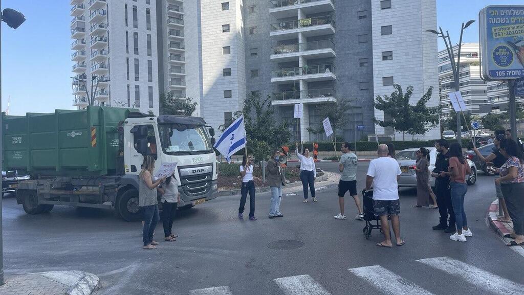 הפגנה ברחוב רקפות בראשון לציון נגד עבודת פועלים ערבים באתרי בניה ברחוב
