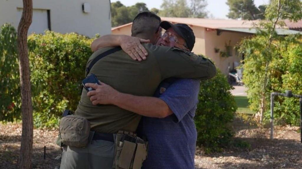 בני משפחת מרום עם הלוחמים שחילצו אותם. "אתם הגיבורים האמיתיים" (צילום: דוברות המשטרה ) משפחות מרום מפגשת עם הלוחמים שעזרו לפנות אותם כהשית שלהם בער