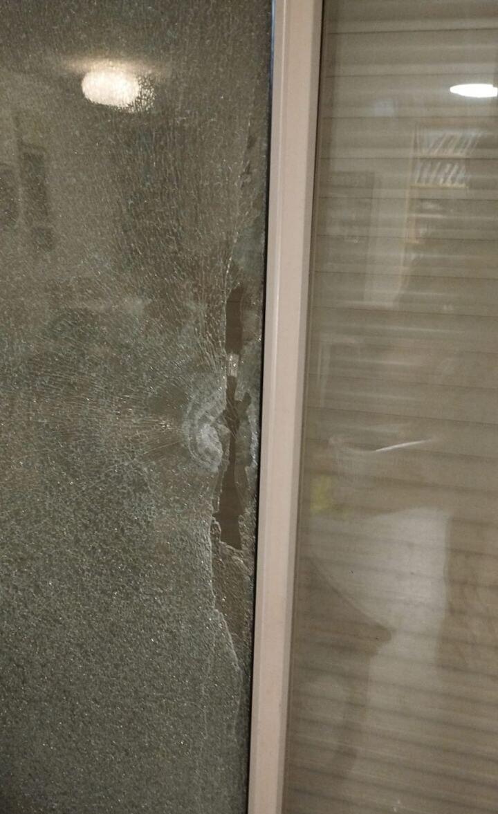 חלון שנפגע מירי ברחלים ירי אל עבר בתים בישוב רחלים